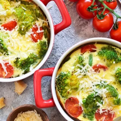 Budincă de broccoli cu piept de pui