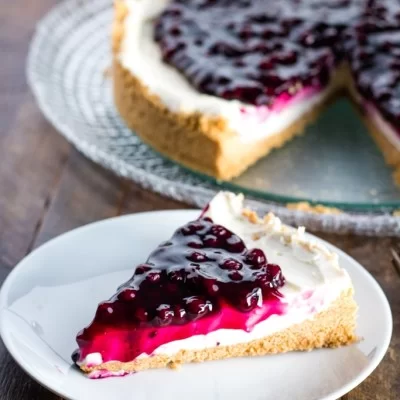 Cheesecake cu sos de fructe de padure
