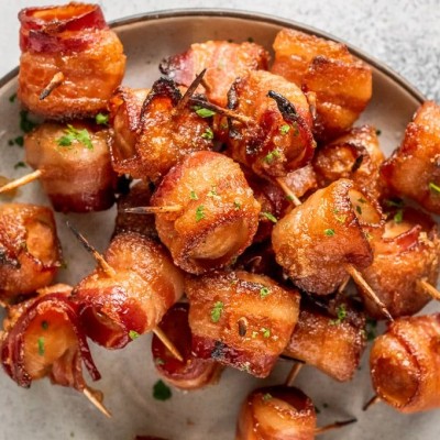 Ficăței de pui în bacon la cuptor Ficăței de pui în bacon la cuptor