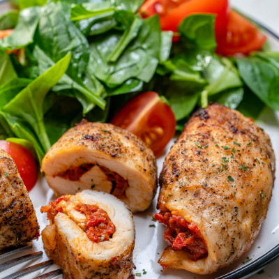 Rulada de pui cu rosii uscate (gatita sous vide) Rulada de pui cu rosii uscate (gatita sous vide)