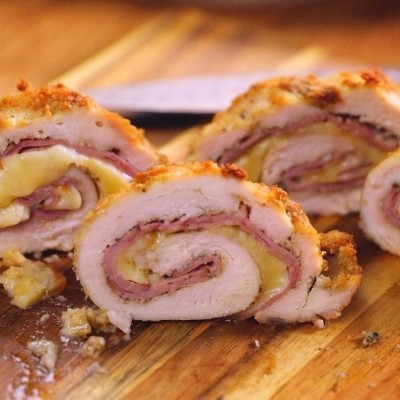 Rulada de pui cu sunca, branza si bacon