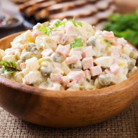 Salată a la Russe cu piept de pui Salată a la Russe cu piept de pui