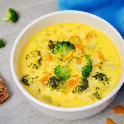Supa cremoasa cu broccoli si branza cheddar Supa cremoasa cu broccoli si branza cheddar