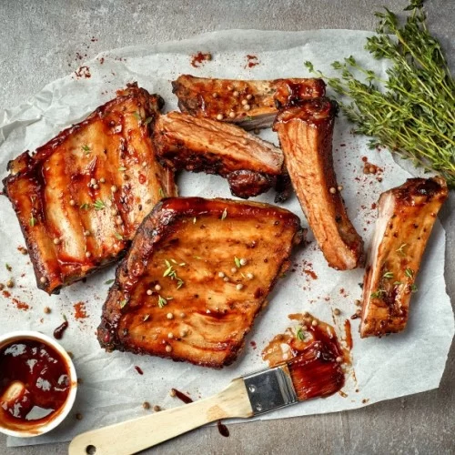 Coaste de porc la cuptor glasate cu sos barbeque Coaste de porc la cuptor glasate cu sos barbeque