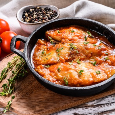 Pastrav la cuptor in sos de rosii cu vin alb