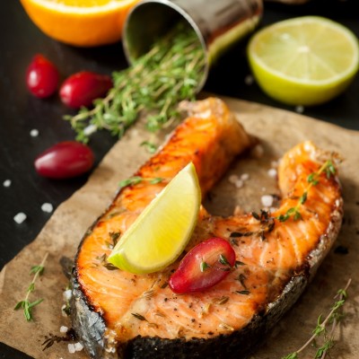 Rondele de somon glasate cu unt si ieburi aromatice la cuptor